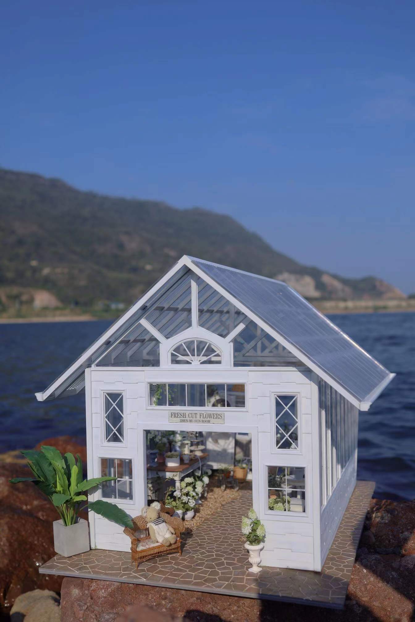 Miniento Dollhouse 11/6 scale sunroom Dollhouse